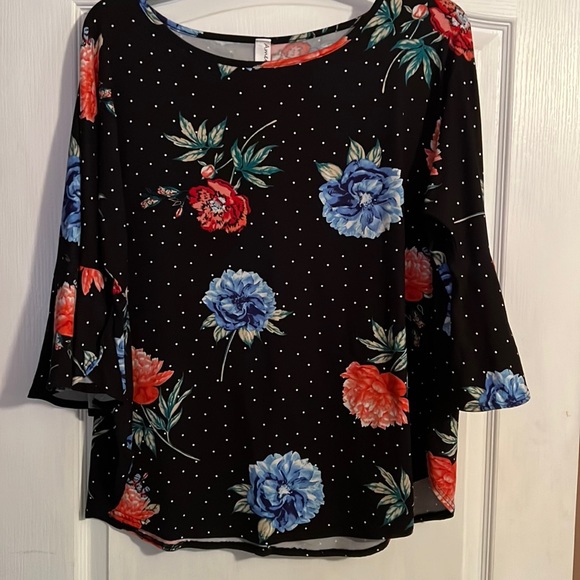 ❤️4/$25 Bell sleeve top - Picture 1 of 3
